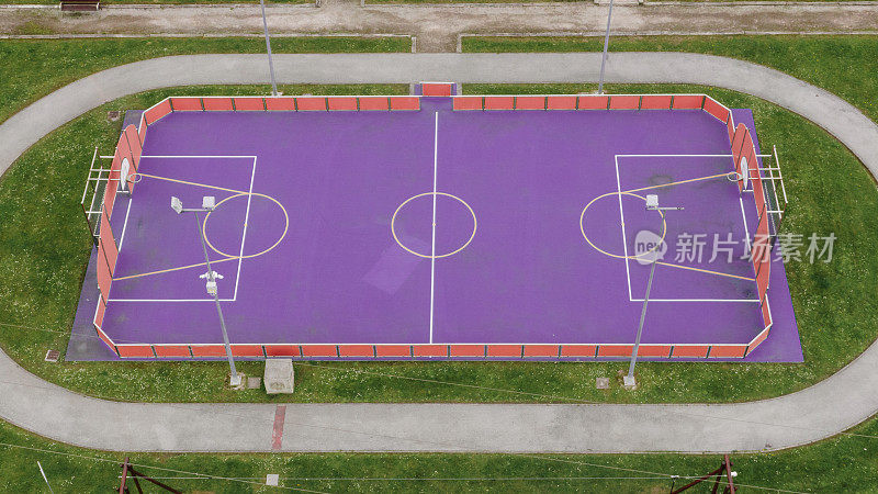 紫色的篮球和足球场