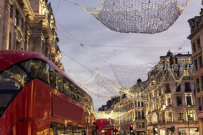 夜幕降临时，伦敦摄政街悬挂着2020年圣诞彩灯和装饰