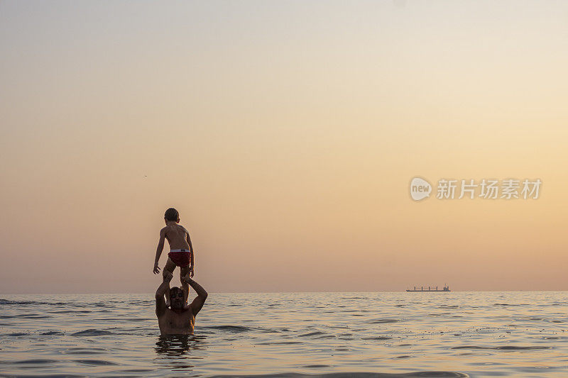 男孩夏天的乐趣在海上