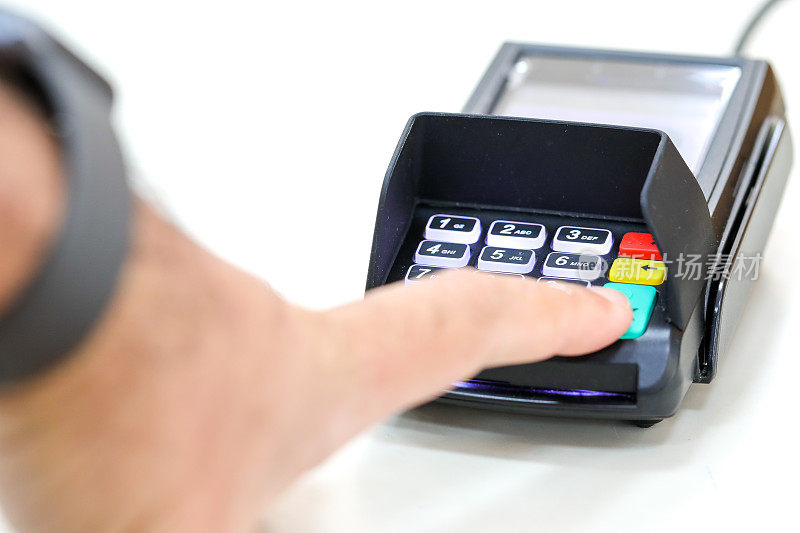 手指在信用卡支付终端点击交易确认。