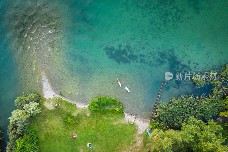 鸟瞰两个桨板在一个平静的湖在日落