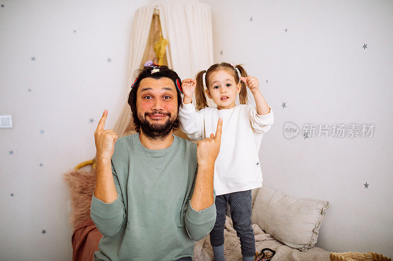 爸爸和女儿在家里玩得很开心