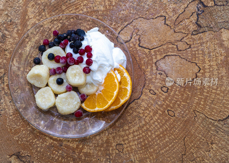 懒人豆腐饺子配酸奶油和浆果、水果。甜蜜的早餐。俄罗斯菜。