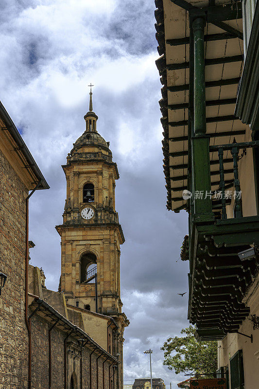 波哥大，哥伦比亚——从11街向上看，到19世纪的Primada大教堂的钟楼，就在安第斯首都的玻利瓦尔广场旁边。