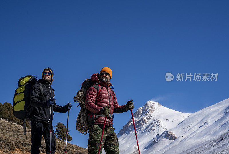 两名男性登山者正走向土耳其安塔利亚贝达格里山的顶峰