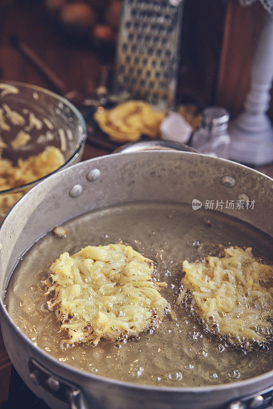 在家庭厨房里准备土豆煎饼