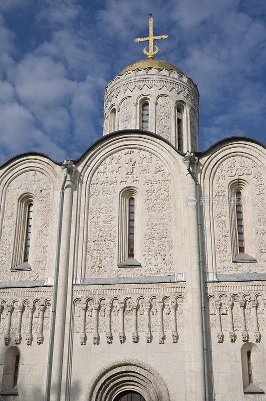 不朽的古代白色东正教大教堂覆盖着无数精心雕刻的人物，以德米特里王子的名字命名，他在12世纪在弗拉基米尔城建造了它。