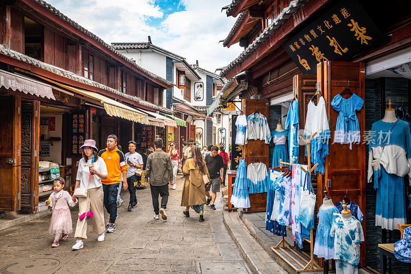 中国云南大理的西洲古镇街景与当地扎染服装店和游客
