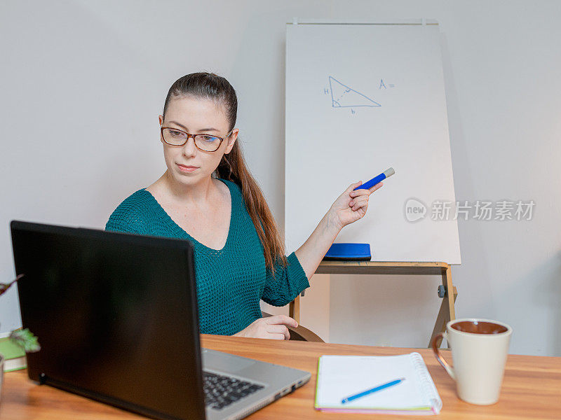 女教师在家通过网络进行在线教学，自学和在线学习是新常态。