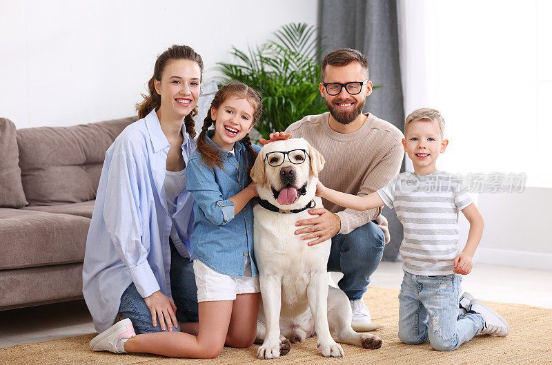 欢乐的家庭和滑稽的狗在家里聚集在眼镜
