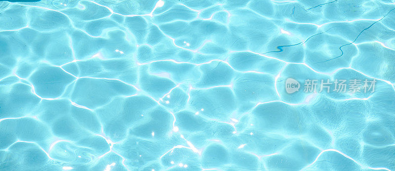 湛蓝清澈的池水。炎热的夏天，阳光刺眼，清凉宜人。