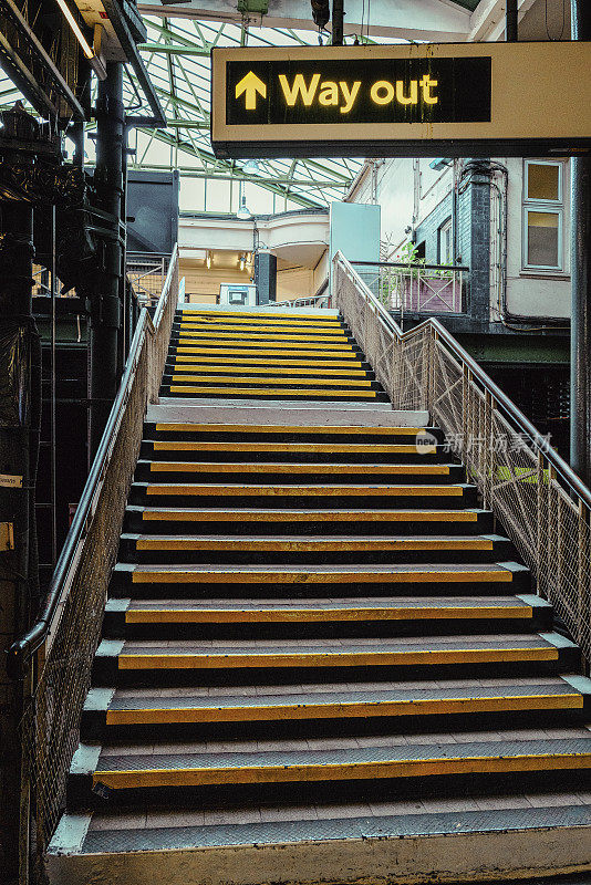 空无一人的伦敦地铁站的空楼梯