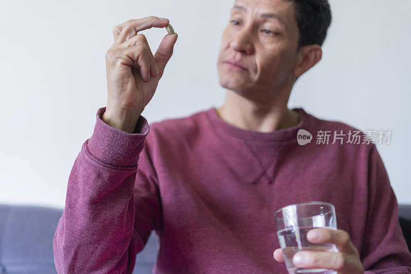 有一个很重的病人，经常发冷、感冒和发烧，服用这种药