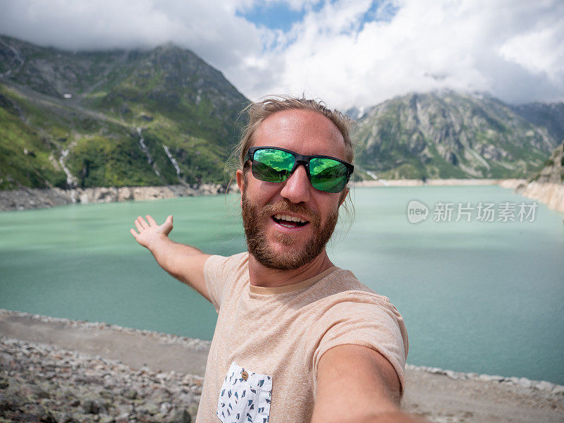 男子与高山湖自拍