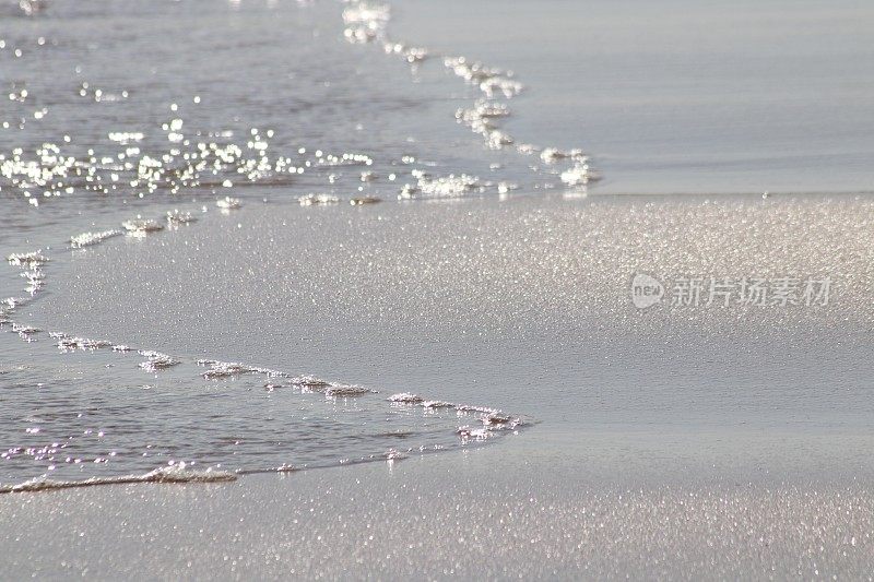 波光粼粼的大海和沙滩