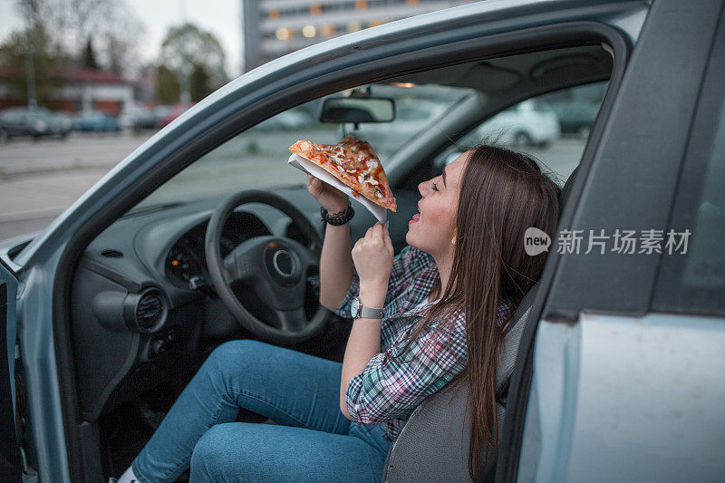 女人喜欢在停车场吃不健康的食物