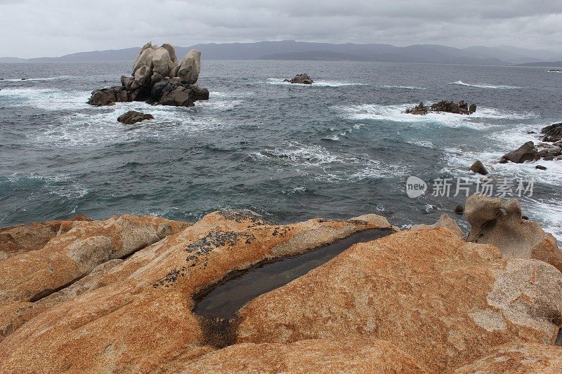 科西嘉岛的岩石海岸