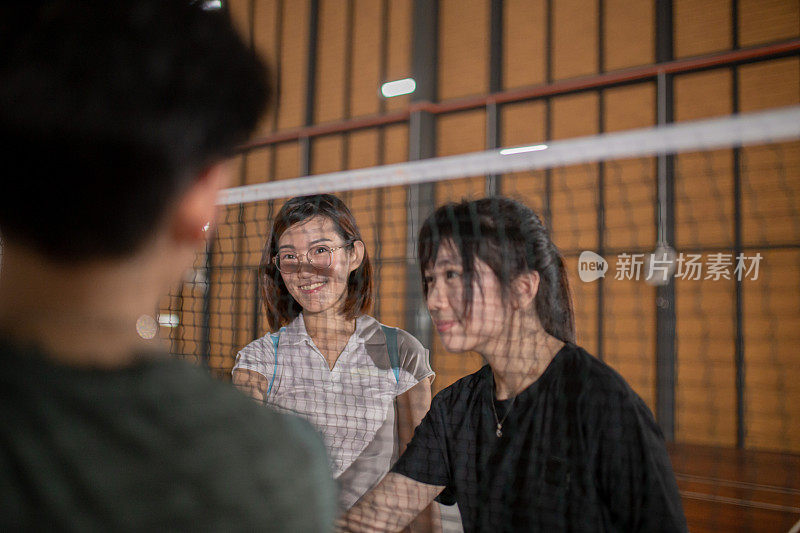 亚洲华人女子运动员握手表示良好的体育精神