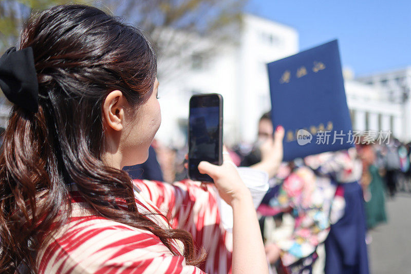 年轻女子学生在袴享受她的毕业