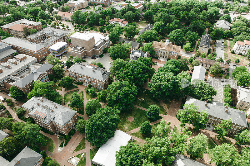 春天，教堂山的北卡罗莱纳大学上空