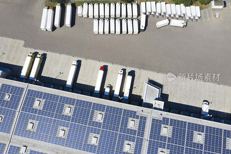 物流中心、配送仓库装载太阳能光伏板的卡车鸟瞰图