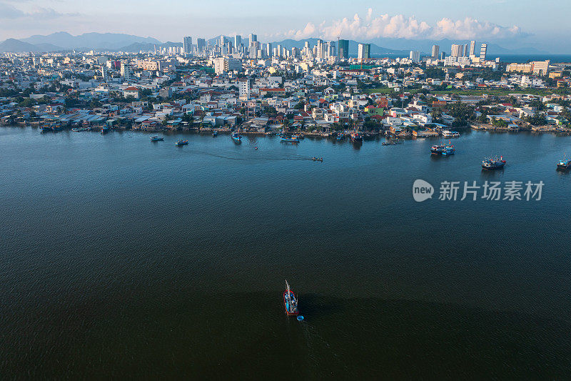 芽庄的城市景观从瓜贝河边