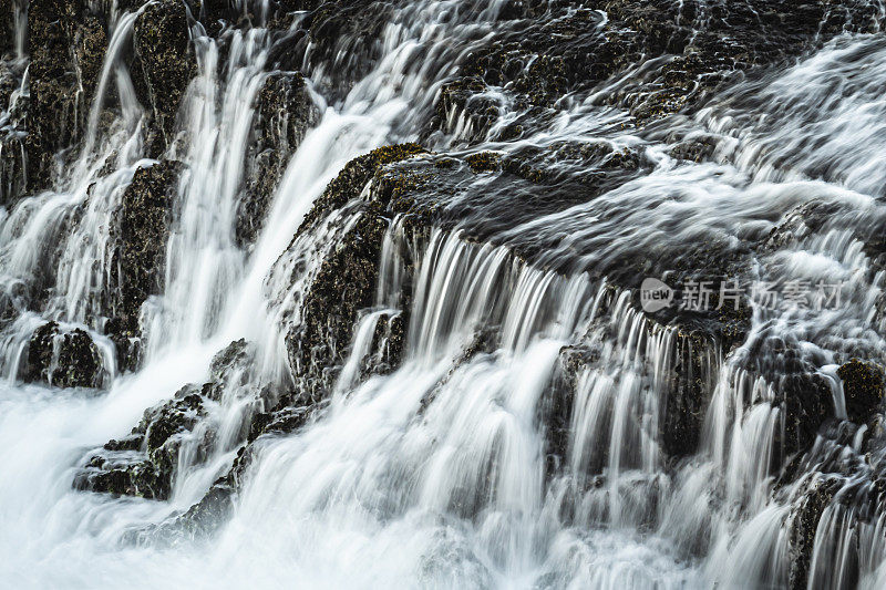 水流穿过岩石