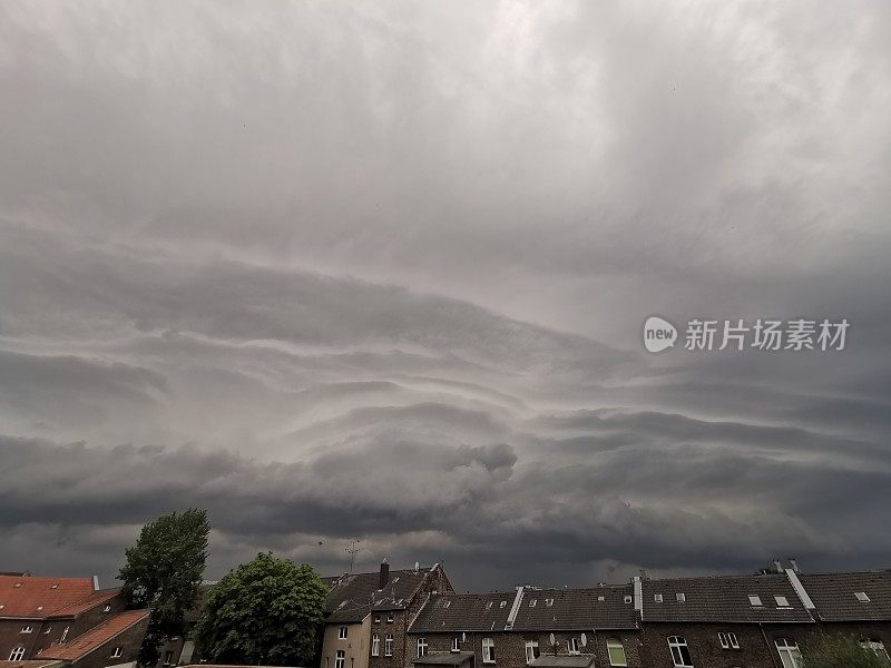 暴风雨云在城市地区Düsseldorf