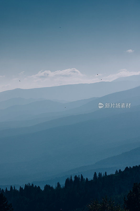 壮观的山脉剪影里拉山保加利亚