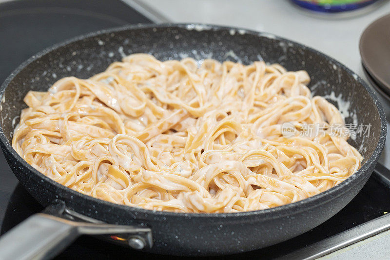 Tagliatelle，蛇发蛇和塔巴斯科酱。