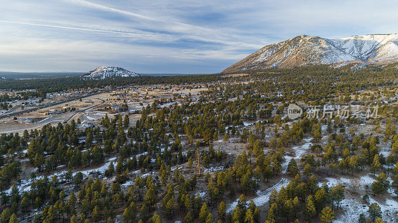 亚利桑那州弗拉格斯塔夫附近山脉之间的山谷全景