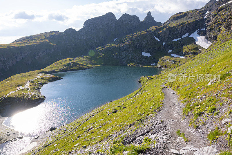 在瑞士最美丽的地区之一圣加伦州的皮索尔，令人惊叹的徒步旅行一天。在阳光明媚的日子里，瑞士的风景真是太美了。美丽的高山湖泊，叫做史瓦西。