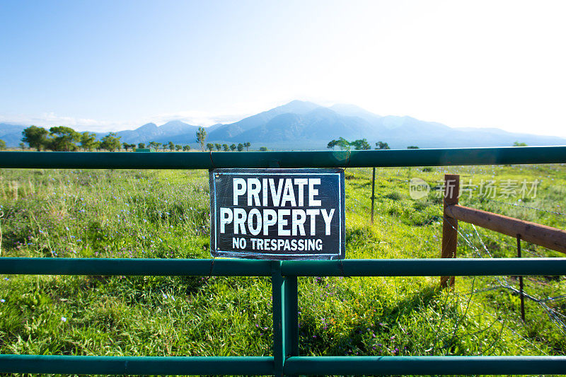 陶斯，NM:“私人财产禁止侵入”的标志