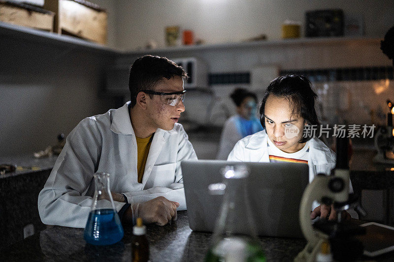 在学校或大学实验室里学习的学生，包括有特殊需要的人