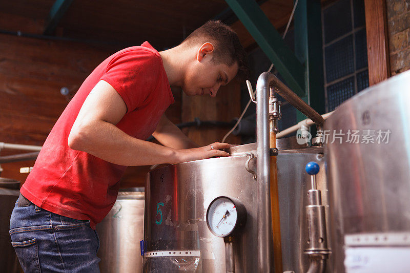 年轻男性酿酒师，从事精酿啤酒生产