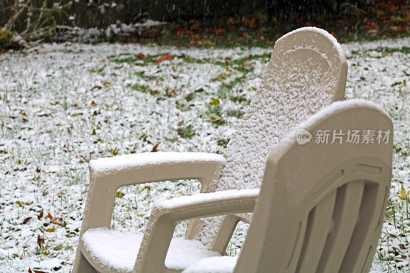 十一月的一些塑料摇椅上飘着雪花