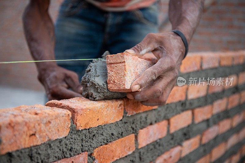 工人正在砌筑房屋墙