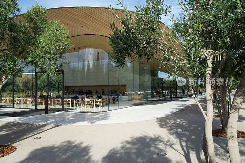 新和现代的苹果公园游客中心的外观，位于硅谷，旧金山海湾地区的新公司办公室旁边