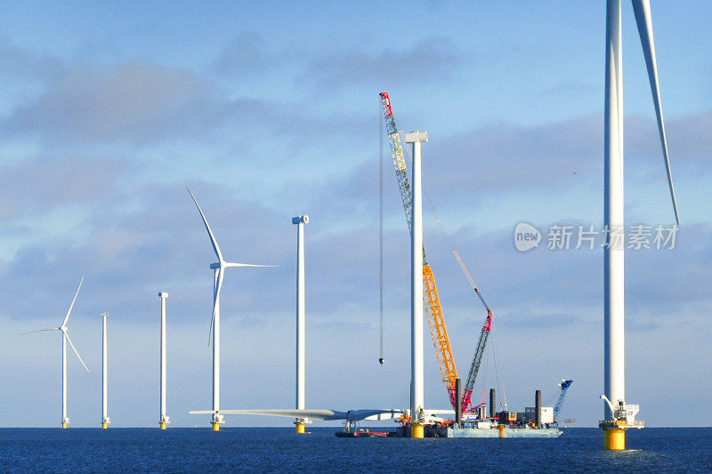 建设海上风电场-荷兰海上风力涡轮机(markmeer)。吊船正准备吊起风力涡轮机的转子。晴朗的天气和大气的心情。