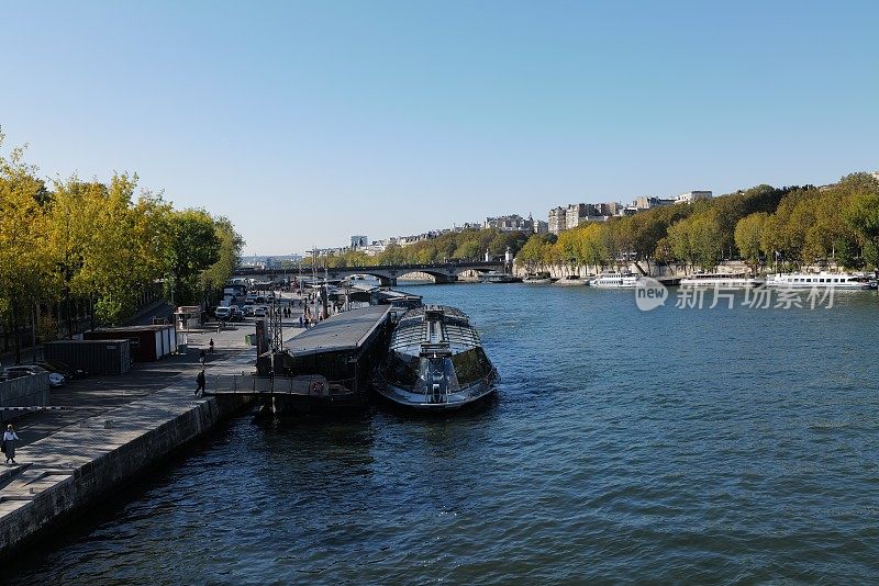 巴黎塞纳河码头的景色16ème与内河船
