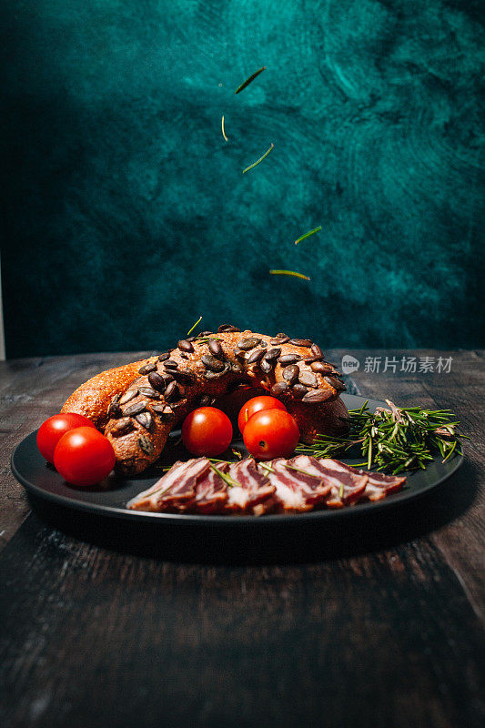 生培根片，香料和番茄