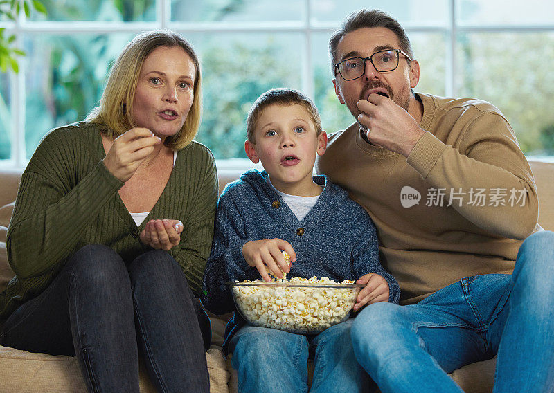 一家人一边看电影一边享用爆米花