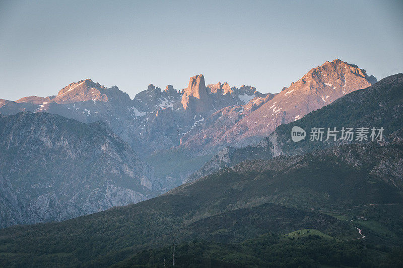 日出时山脉的风景