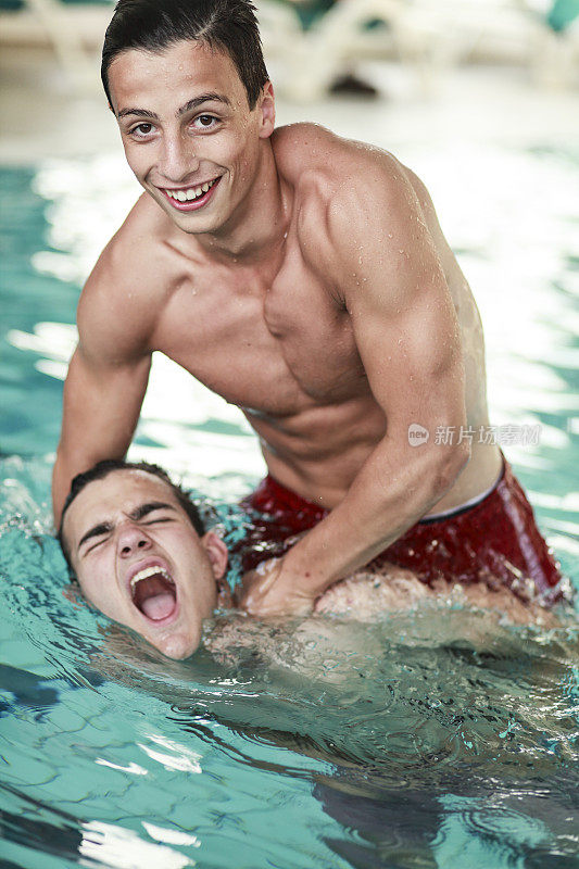 男性朋友在游泳池