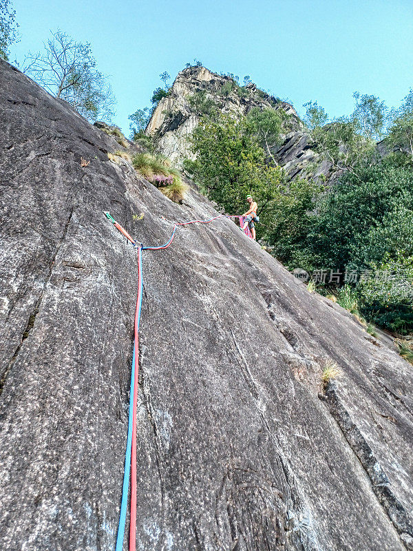 远处的登山者登上岩壁