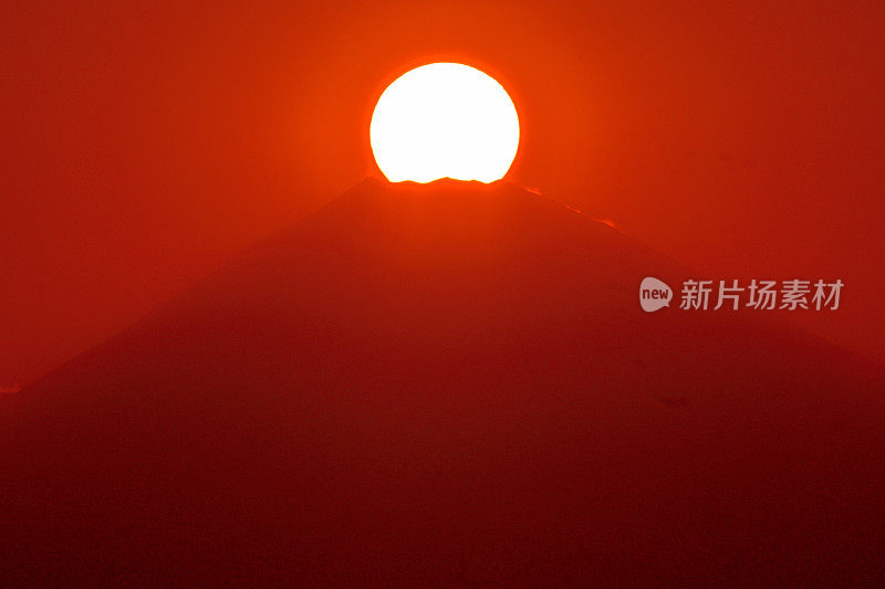 从神奈川县三浦半岛看富士山日落和日落后