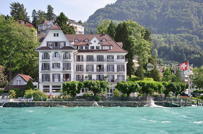 湖岸上的豪华酒店。