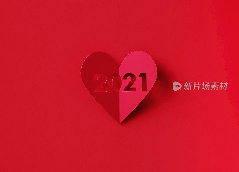 情人节概念-红色背景上的红色心形图案，编号为2021