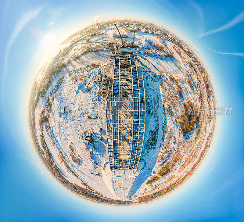 俄罗斯，Yoshkar-Ola，阳光明媚的冬季城市公路桥梁全景鸟瞰图施工