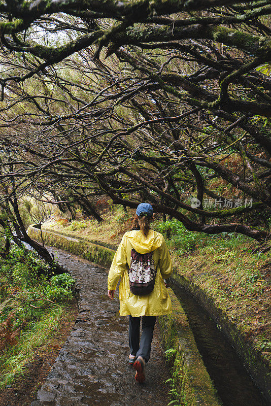 在葡萄牙马德拉岛，一名女子沿着勒瓦达徒步旅行